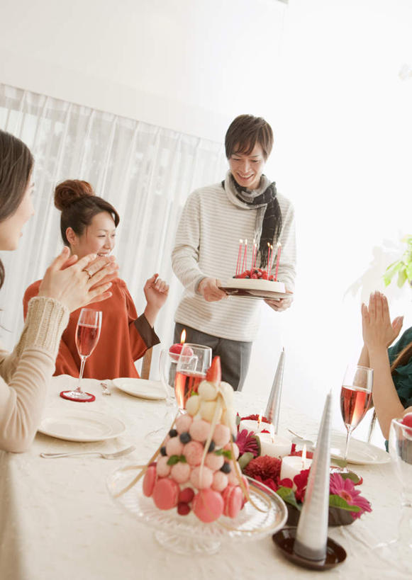 点心,葡萄酒,东方人,四个人,伙伴,朋友,站,坐,笑,微笑,露齿笑,竖图,室内,白天,正面,奢侈,下午茶,快乐,友谊,餐桌,桌子,草莓,浆果,杯子,水果,圣诞节,亚洲,握,服装,节日,庆祝,新鲜,装饰,高脚杯,生食,食品,果实,浪漫,拿,拿着,注视,休闲装,黄种人,文化,玻璃制品,酒,食物,糕点,饮料,衣服,酒杯,围巾,香槟,观察,看,站着,庆典,休闲,温暖,休闲服,诱惑,握着,服饰,有机食品,绿色食品,餐台,围脖,观看,纪念,保暖,华丽,点缀,察看,御寒,关注,香槟杯,衬托,美观,雅致,雅观,气泡酒,起泡酒,汽酒,友情,男人,男性,年轻男性,年轻女性,女人,女性,中年女性,亚洲人,玻璃杯,洋莓,水果皇后,红莓,地莓,站立,坐着,半身,彩图,高兴,欢笑,蛋糕