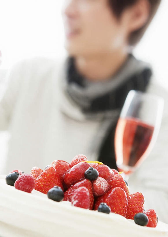 点心,葡萄酒,东方人,一个人,坐,竖图,室内,特写,白天,白色背景,正面,奢侈,下午茶,快乐,草莓,浆果,杯子,水果,亚洲,仅一个男性,仅一个人,服装,朦胧,模糊,新鲜,装饰,高脚杯,生食,食品,果实,一杯,浪漫,扭头,休闲装,黄种人,玻璃制品,酒,食物,糕点,饮料,仅一个年轻男性,衣服,酒杯,围巾,香槟,转头,休闲,温暖,休闲服,诱惑,摄影,服饰,有机食品,绿色食品,影棚,围脖,保暖,华丽,点缀,御寒,香槟杯,衬托,美观,雅致,雅观,气泡酒,起泡酒,汽酒,男人,男性,年轻男性,亚洲人,玻璃杯,洋莓,水果皇后,红莓,地莓,坐着,半身,彩图,影棚拍摄,高兴,欢笑,拍摄,蛋糕