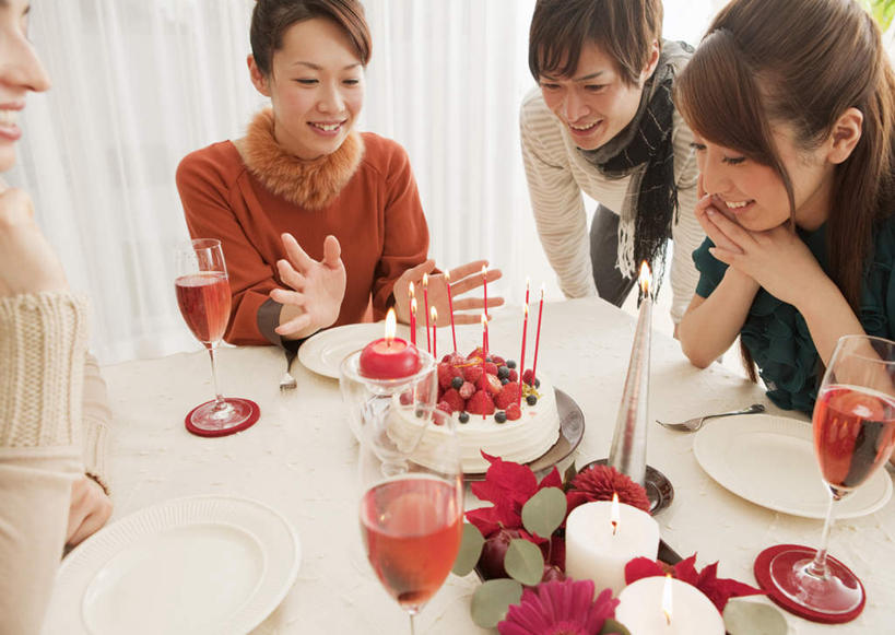 点心,葡萄酒,东方人,四个人,伙伴,朋友,站,坐,笑,微笑,露齿笑,横图,室内,白天,正面,奢侈,下午茶,快乐,友谊,桌子,草莓,浆果,杯子,餐具,蜡烛,水果,圣诞节,亚洲,撑,弯腰,阴影,服装,节日,庆祝,新鲜,装饰,光线,碟子,高脚杯,火焰,盘,影子,烛光,生食,食品,果实,浪漫,燃烧,托腮,注视,休闲装,黄种人,文化,书桌,玻璃制品,酒,食物,糕点,饮料,衣服,盘子,酒杯,课桌,围巾,碟,香槟,点燃,观察,看,托,站着,庆典,休闲,温暖,休闲服,诱惑,服饰,有机食品,绿色食品,围脖,观看,纪念,保暖,华丽,点缀,察看,御寒,关注,托下巴,香槟杯,弯身,衬托,美观,雅致,雅观,气泡酒,起泡酒,汽酒,友情,男人,男性,年轻男性,年轻女性,女人,女性,中年女性,亚洲人,玻璃杯,洋莓,水果皇后,红莓,地莓,站立,坐着,半身,彩图,高兴,欢笑,蛋糕