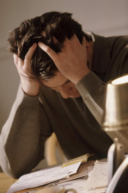 西方人,一个人,商务人士,商务男性,办公室,坐,竖图,室内,白天,正面,衬衫,失败,家具,桌子,欧洲,欧洲人,仅一个男性,仅一个人,撑,套装,沮丧,材料,档案,文件,纸,办公桌,仅一个年轻男性,手稿,资料,难受,无奈,失望,悲伤,证明,撑着,伤心,难过,失落,文档,商务装,工薪阶层,颓废,办公家具,挫败,受挫,落败,落空,错过,失足,失意,失策,失算,颓丧,衰颓,悲哀,懊丧,颓靡,气馁,丧气,败北,挫折,失利,男人,男性,年轻男性,白种人,白领,上班族,坐着,半身,彩图,衬衣