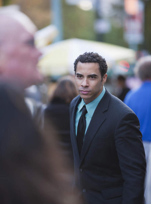 西方人,商务人士,商务男性,站,竖图,室外,白天,正面,衬衫,植物,欧洲,非洲,黑人,欧洲人,套装,朦胧,模糊,领带,许多人,注视,树,树木,绿色,自然,观察,看,站着,一群人,生长,成长,观看,察看,象征,庄重,关注,商务装,身份,工薪阶层,正式,地位,男人,男性,年轻男性,年轻女性,女人,女性,白种人,非洲人,白领,上班族,站立,半身,彩图,衬衣