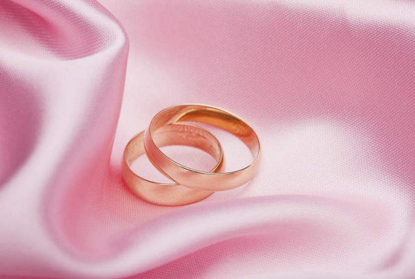 无人,横图,俯视,室内,特写,白天,爱情,静物,两枚,阴影,花纹,反射,布,图案,影子,浪漫,布纹,装饰品,粉色,戒指,饰品,首饰,恩爱,摄影,影棚,布匹,信物,权利,手饰,彩图,高角度拍摄,影棚拍摄,拍摄