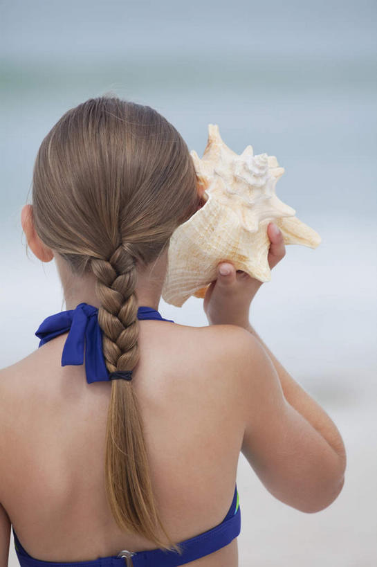 西方人,儿童,一个人,站,竖图,室外,白天,泳装,比基尼,纯洁,海浪,海洋,沙滩,贝壳,欧洲,欧洲人,仅一个女性,仅一个人,握,朦胧,模糊,沙子,海岸,浪花,沙地,拿,听,拿着,一个,小孩,背面,蓝色,海水,站着,仅一个小孩,可爱,童年,童趣,握着,单个,海景,童真,烂漫,无邪,天真,女孩,女人,女性,白种人,孩子,贝类外壳,海螺壳,软体动物外壳,大海,风浪,海,海水的波动,海滩,近岸浪,涌浪,站立,半身,彩图,三点式,泳衣,女生