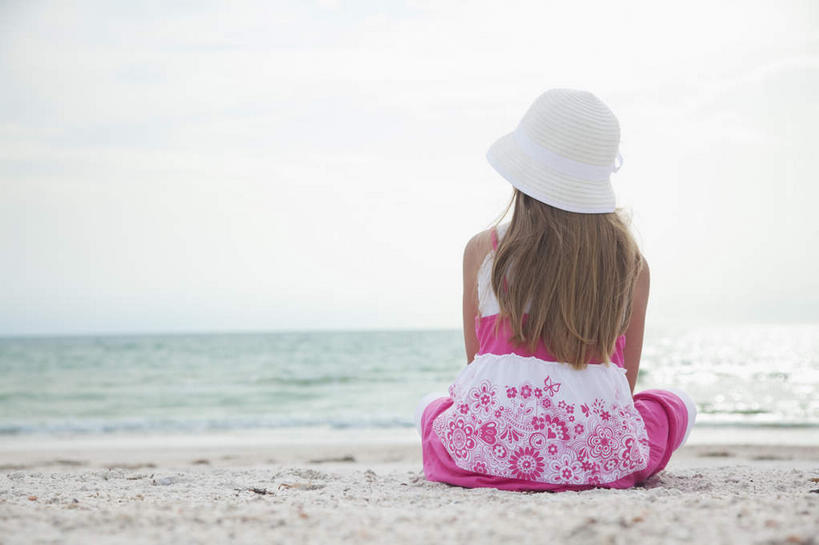 西方人,儿童,一个人,坐,横图,室外,白天,裙子,纯洁,海浪,海洋,沙滩,帽子,欧洲,欧洲人,仅一个女性,仅一个人,阴影,连衣裙,光线,沙子,影子,海岸,浪花,沙地,小孩,背面,蓝色,蓝天,天空,阳光,海水,遮阳帽,天,仅一个小孩,可爱,童年,童趣,晴朗,海景,童真,烂漫,无邪,万里无云,天真,女孩,女人,女性,白种人,孩子,大海,风浪,海,海水的波动,海滩,近岸浪,涌浪,晴空,晴空万里,坐着,彩图,全身,女生