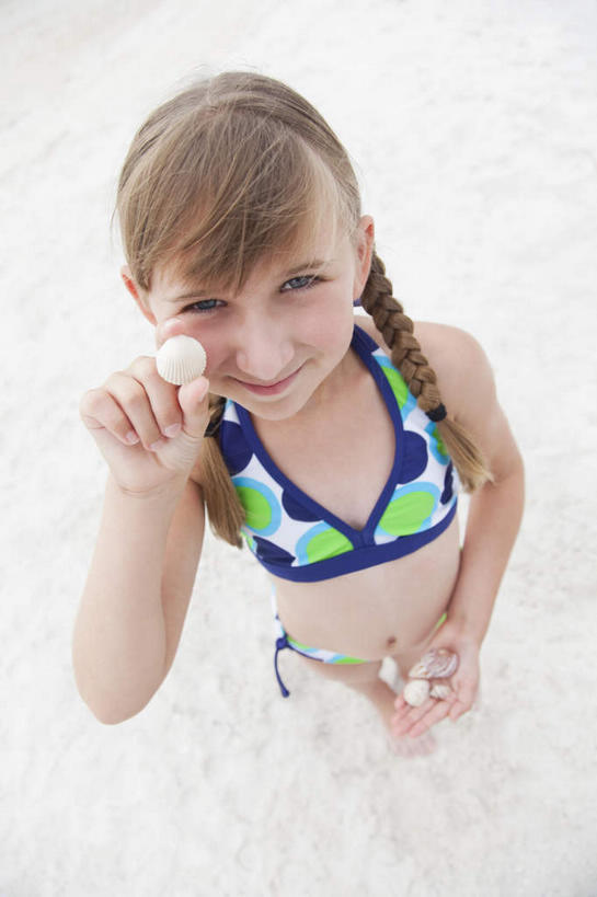 西方人,儿童,一个人,站,笑,微笑,竖图,俯视,室外,白天,泳装,比基尼,纯洁,沙滩,贝壳,欧洲,欧洲人,仅一个女性,仅一个人,握,沙子,海岸,沙地,拿,拿着,注视,小孩,观察,看,站着,仅一个小孩,可爱,童年,童趣,握着,观看,察看,关注,童真,烂漫,无邪,天真,女孩,女人,女性,白种人,孩子,贝类外壳,海螺壳,软体动物外壳,海滩,站立,彩图,高角度拍摄,全身,三点式,泳衣,女生