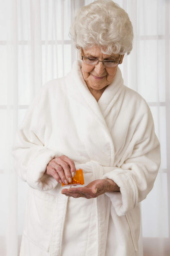 西方人,一个人,病人,站,捧,竖图,室内,白天,正面,浴袍,安全,窗户,窗帘,欧洲,欧洲人,仅一个女性,仅一个人,一堆,许多,倒,阴影,堆叠,堆积,装饰,反射,眼镜,药剂,药丸,影子,防护,注视,药片,玻璃窗,白色,帘子,瓶子,塑料制品,药品,低头,观察,看,站着,遮阳,塑料瓶,治疗,仅一个老年女性,观看,老花镜,堆,保护,华丽,修饰,药物,点缀,察看,医疗,关注,病患,保险,预防,衬托,美观,雅致,雅观,远视眼镜,平安,老年女性,女人,女性,白种人,患者,就医者,端,端着,捧着,手捧,站立,半身,彩图,汤帷子,浴衣