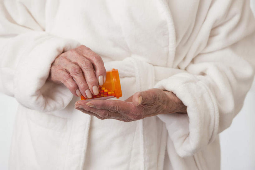 西方人,手,一个人,病人,站,捧,横图,室内,特写,白天,正面,浴袍,安全,欧洲,欧洲人,双手,仅一个女性,仅一个人,一堆,许多,倒,阴影,堆叠,堆积,反射,药剂,药丸,影子,墙,防护,药片,墙壁,墙面,白色,瓶子,塑料制品,药品,站着,手部,塑料瓶,治疗,仅一个老年女性,堆,保护,药物,医疗,病患,保险,预防,平安,老年女性,女人,女性,白种人,患者,就医者,端,端着,捧着,手捧,站立,半身,彩图,汤帷子,浴衣