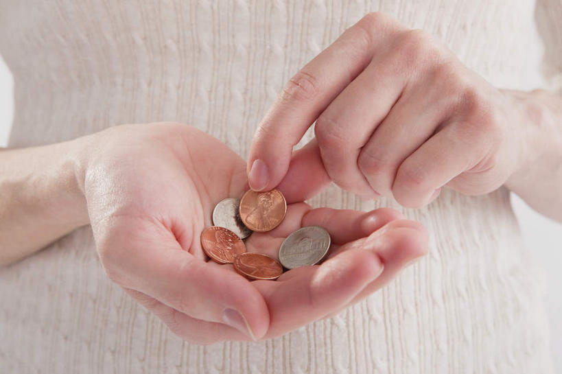 西方人,手,一个人,站,捧,横图,室内,特写,白天,正面,毛衣,钱,美元,欧洲,欧洲人,双手,仅一个女性,仅一个人,一堆,许多,握,阴影,堆叠,堆积,反射,钱币,影子,白色,站着,仅一个中年女性,手部,握着,金融,经济,堆,线衫,流通,贸易,货币,现金,硬币,女人,女性,中年女性,白种人,端,端着,捧着,手捧,站立,半身,彩图,绒衣,套衫,套头毛衣,线衣