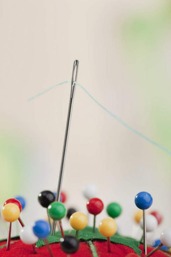 无人,竖图,彩色,室内,特写,白天,正面,静物,金属制品,许多,阴影,朦胧,模糊,反射,金属,影子,针,五颜六色,色彩斑斓,五彩缤纷,五彩斑斓,五光十色,针包,针垫,彩图