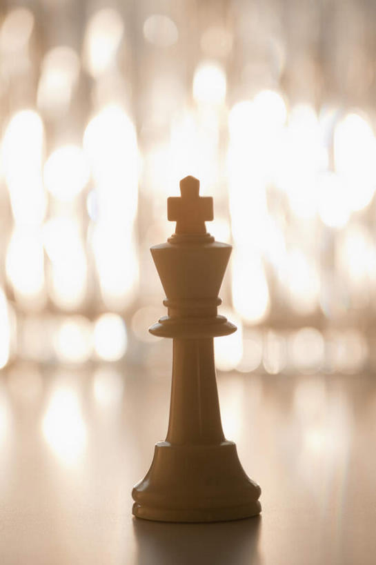 无人,竖图,室内,特写,白天,正面,游戏,快乐,比赛,竞争,桌子,静物,阴影,朦胧,模糊,反射,影子,玩,娱乐,象棋,休闲,棋子,棋盘,国际象棋,益智,活动,国王,发泄,消遣,智力,宣泄,玩耍,嬉戏,彩图,王