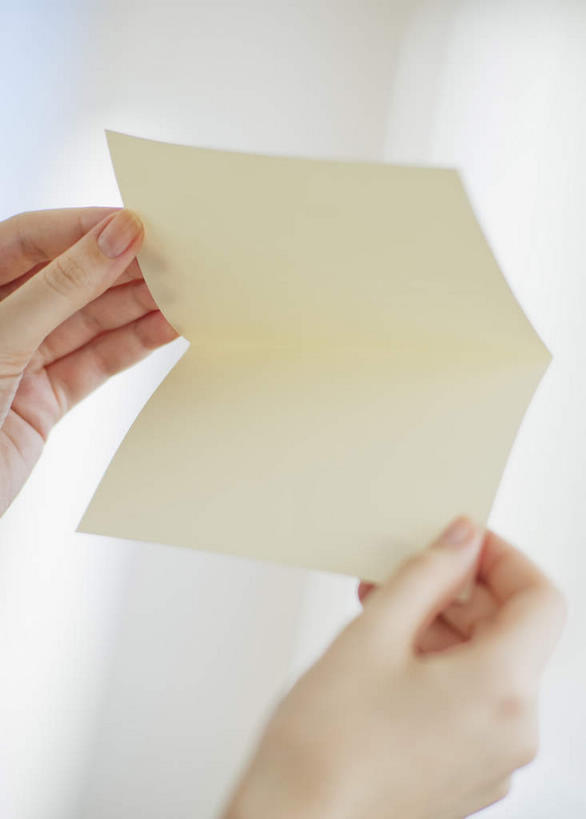 西方人,手,一个人,竖图,室内,特写,白天,正面,欧洲,欧洲人,双手,仅一个女性,仅一个人,一张,握,阴影,朦胧,模糊,反射,影子,打开,仅一个中年女性,手部,握着,信件,开启,函件,女人,女性,中年女性,白种人,半身,彩图