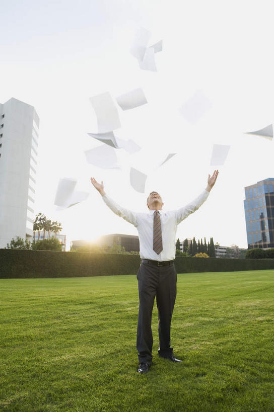 西方人,一个人,商务人士,商务男性,高楼大厦,站,投,举,竖图,室外,白天,仰视,衬衫,办公楼,草地,草坪,植物,大厦,建筑,摩天大楼,写字楼,欧洲,欧洲人,仅一个男性,仅一个人,仅一个中年男性,阴影,套装,光线,材料,档案,文件,影子,纸,领带,注视,草,树,树木,绿色,阳光,自然,手稿,资料,楼宇,观察,看,托,站着,商务楼,生长,成长,观看,证明,察看,象征,庄重,关注,文档,商务装,身份,工薪阶层,正式,地位,男人,男性,中年男性,白种人,白领,上班族,举起,举手,举着,抛,扔,撒,向上举,向上伸,向上托,站立,掷,彩图,低角度拍摄,全身,衬衣,大楼,高层建筑,高楼,摩天楼