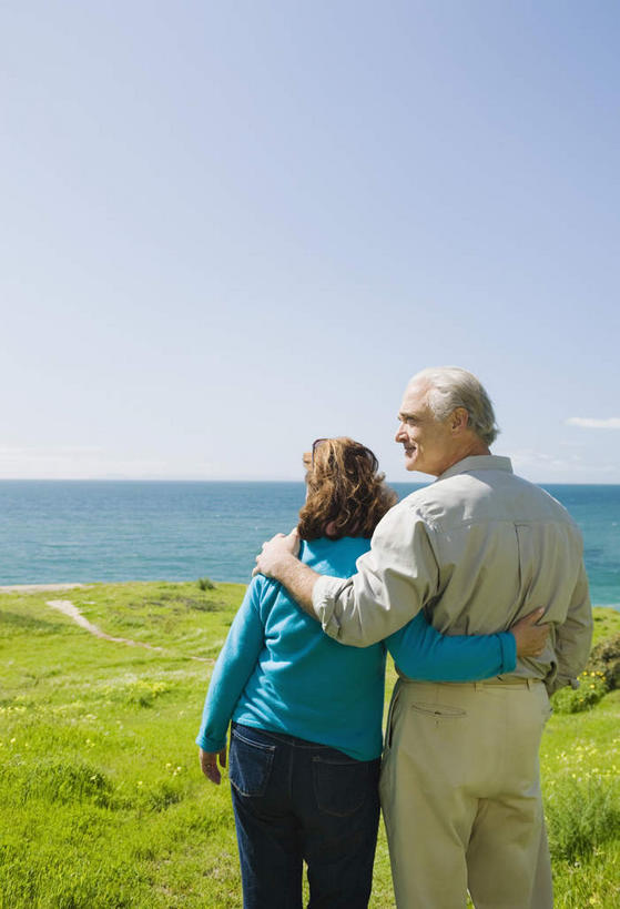 西方人,老年人,两个人,家庭,夫妻,站,抱,竖图,室外,白天,爱情,旅游,度假,草地,草坪,海浪,海洋,美景,沙滩,植物,欧洲,欧洲人,阴影,服装,光线,沙子,影子,海岸,景观,浪花,水平线,辽阔,海平线,沙地,浪漫,扭头,注视,休闲装,娱乐,草,背面,衣服,蓝色,绿色,蓝天,天空,阳光,自然,海水,天,观察,看,站着,转头,享受,休闲,广阔,温暖,温馨,一家人,休闲服,景色,恩爱,放松,恋人,服饰,晴朗,抱着,观看,一望无际,和睦,察看,搂着,关注,自然风光,海景,万里无云,无边无际,一马平川,老年男性,老年女性,男人,男性,女人,女性,白种人,夫妇,情侣,大海,风浪,海,海水的波动,海滩,近岸浪,涌浪,晴空,晴空万里,怀抱,搂,搂抱,相抱,拥抱,站立,半身,彩图,伴侣,融洽,水天相接,水天一线