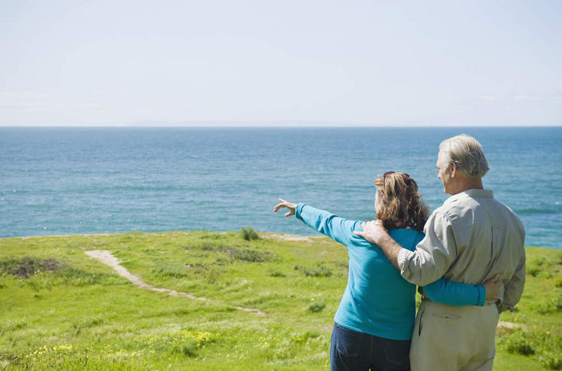 西方人,老年人,两个人,家庭,夫妻,站,抱,横图,室外,白天,爱情,旅游,度假,草地,草坪,海浪,海洋,美景,沙滩,植物,欧洲,欧洲人,指,阴影,服装,光线,沙子,影子,海岸,景观,浪花,水平线,辽阔,海平线,沙地,浪漫,指点,休闲装,娱乐,草,背面,衣服,蓝色,绿色,蓝天,天空,阳光,自然,海水,天,站着,享受,休闲,广阔,温暖,温馨,一家人,休闲服,景色,恩爱,放松,恋人,服饰,晴朗,抱着,一望无际,和睦,搂着,指向,自然风光,海景,万里无云,无边无际,一马平川,老年男性,老年女性,男人,男性,女人,女性,白种人,夫妇,情侣,大海,风浪,海,海水的波动,海滩,近岸浪,涌浪,晴空,晴空万里,怀抱,搂,搂抱,相抱,拥抱,站立,半身,彩图,伴侣,融洽,水天相接,水天一线