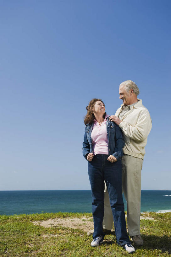 西方人,老年人,两个人,家庭,夫妻,站,笑,微笑,露齿笑,竖图,室外,白天,正面,爱情,旅游,度假,草地,草坪,海浪,海洋,美景,植物,欧洲,欧洲人,阴影,服装,光线,影子,景观,浪花,水平线,辽阔,海平线,浪漫,注视,休闲装,娱乐,草,衣服,蓝色,绿色,蓝天,天空,阳光,自然,海水,天,观察,看,站着,享受,休闲,广阔,温暖,温馨,一家人,休闲服,景色,恩爱,放松,恋人,服饰,晴朗,观看,一望无际,和睦,察看,关注,自然风光,海景,万里无云,无边无际,一马平川,老年男性,老年女性,男人,男性,女人,女性,白种人,夫妇,情侣,大海,风浪,海,海水的波动,近岸浪,涌浪,晴空,晴空万里,站立,彩图,全身,伴侣,融洽,水天相接,水天一线