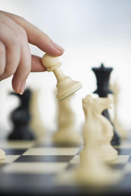 西方人,手,一个人,竖图,室内,特写,白天,正面,游戏,快乐,比赛,竞争,欧洲,欧洲人,仅一个女性,仅一个人,握,阴影,朦胧,模糊,反射,影子,拿,玩,拿着,娱乐,象棋,仅一个中年女性,休闲,手部,棋子,棋盘,国际象棋,益智,握着,活动,单手,发泄,消遣,智力,宣泄,女人,女性,中年女性,白种人,玩耍,嬉戏,半身,彩图,兵,近卫军