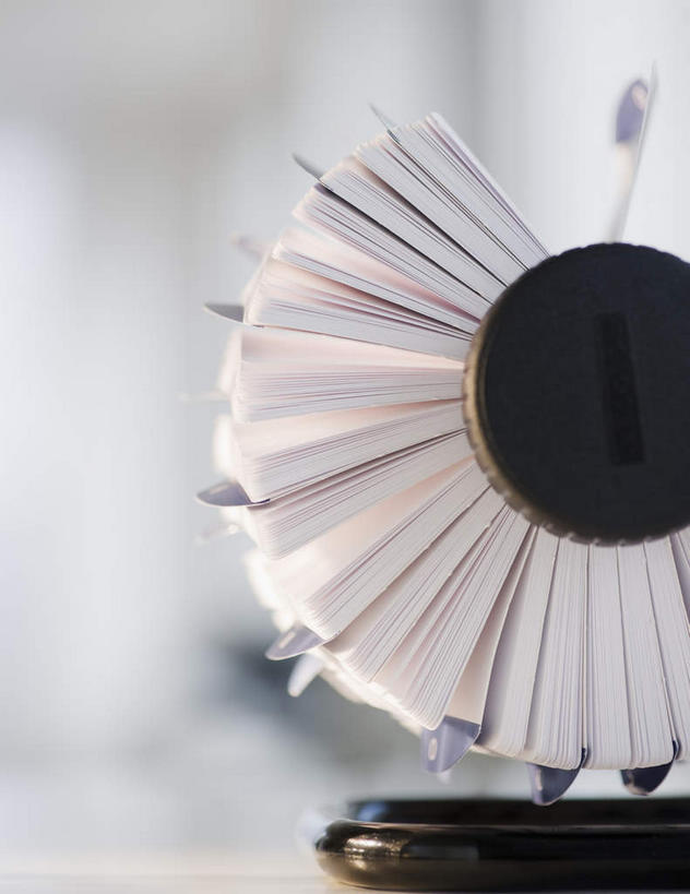 无人,办公室,竖图,室内,特写,白天,正面,家具,桌子,静物,名片,阴影,朦胧,模糊,反射,信息,影子,办公桌,联系,架子,卡片,身份,办公家具,名刺,名帖,交往,名片架,旋转名片架,彩图,商业,桌面名片架