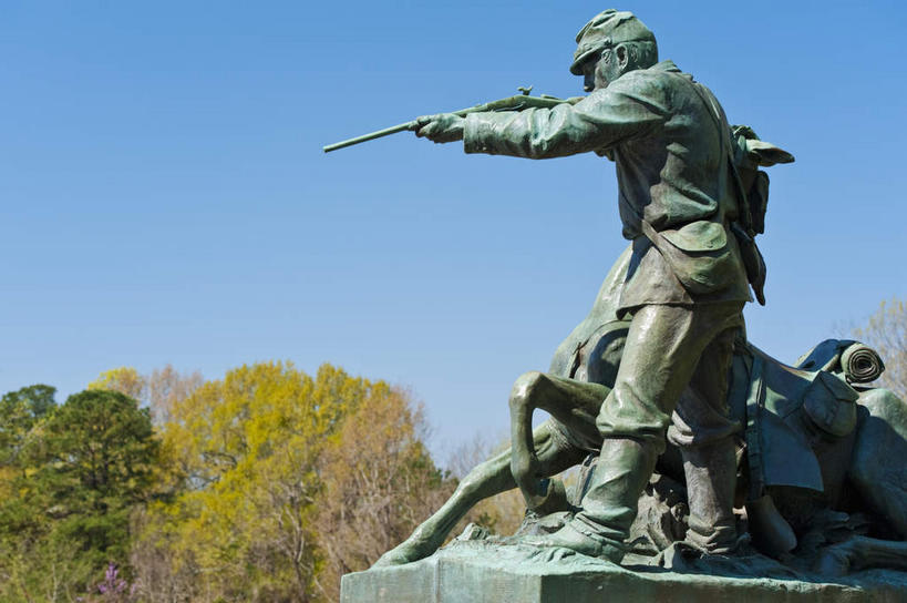 西方人,一个人,无人,公园,站,横图,室外,白天,仰视,民族服装,旅游,度假,竞争,名胜古迹,植物,标志建筑,城市,地标,建筑,马,野生动物,雕塑,欧洲,美国,欧洲人,仅一个男性,仅一个人,对抗,握,阴影,遗迹,艺术,装饰,冲突,光线,雕刻,雕像,枪支,影子,拿,拿着,注视,古迹,破坏,文物,娱乐,建设,古建筑,一匹,树,树木,仅一个年轻男性,蓝色,绿色,蓝天,天空,阳光,自然,动物,工艺品,天,观察,看,站着,享受,休闲,武器,旅游胜地,放松,战争,握着,运输,手枪,牲畜,生长,晴朗,成长,观看,纪念,军人,美术,损坏,察看,北美,北美洲,攻击,威胁,武士,对立,关注,矛盾,兵器,主题,美洲,防御,枪械,陈列,古文明,来福枪,来复枪,万里无云,密西西比州,弹夹,功能,美学,敌对,挫败,斗争,抗拒,抗衡,北亚美利加洲,亚美利加洲,杀伤,威慑,密西西比,木兰之州,维克斯堡,斯堡,甲士,子弹夹,维克斯堡国家军事公园,危险,男人,男性,年轻男性,白种人,晴空,晴空万里,站立,彩图,低角度拍摄,全身,传统服装,民俗服