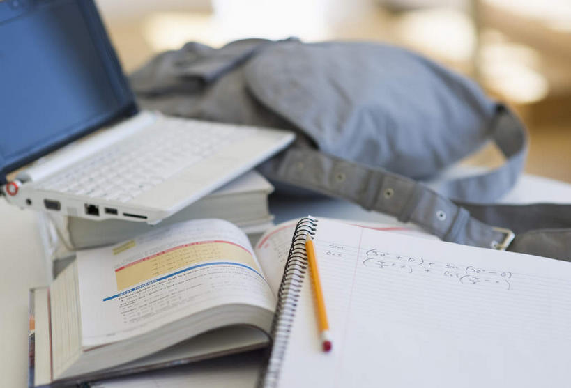 无人,横图,俯视,室内,特写,白天,电脑,笔记本电脑,桌面,桌子,静物,书籍,朦胧,模糊,网络,木制,包,笔,材料,档案,文件,办公用品,记事本,通讯设备,水笔,文具,一个,白色,灰色,本子,笔记本,木制品,学习用品,资料,单个,一台,文具用品,无线,文档,通信设备,无线网络,斜挎包,无线上网,便携式电脑,手提电脑,书,图书,彩图,高角度拍摄