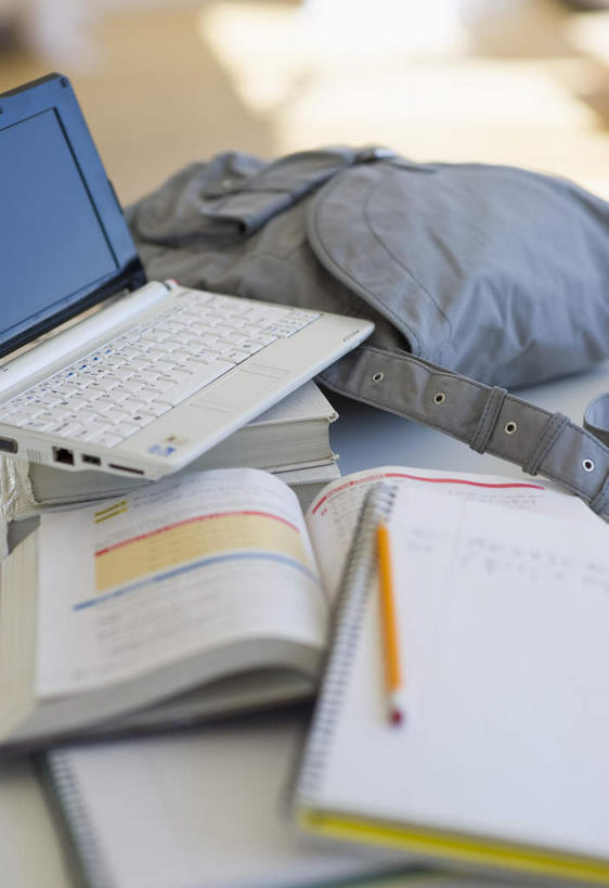 无人,竖图,俯视,室内,特写,白天,电脑,笔记本电脑,桌面,桌子,静物,书籍,朦胧,模糊,网络,木制,包,笔,材料,档案,文件,办公用品,记事本,通讯设备,水笔,文具,一个,白色,灰色,本子,笔记本,木制品,学习用品,资料,单个,一台,文具用品,无线,文档,通信设备,无线网络,斜挎包,无线上网,便携式电脑,手提电脑,书,图书,彩图,高角度拍摄