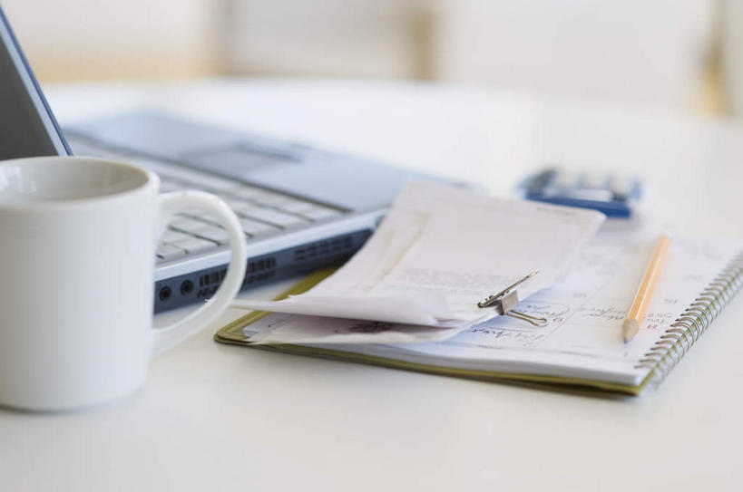 无人,横图,室内,特写,白天,正面,电脑,笔记本电脑,桌子,静物,杯子,朦胧,模糊,网络,笔,材料,瓷器,档案,文件,纸,办公桌,办公用品,咖啡杯,陶瓷制品,通讯设备,文具,手稿,学习用品,资料,文具用品,证明,无线,文档,瓷杯,通信设备,无线网络,无线上网,便携式电脑,手提电脑,彩图