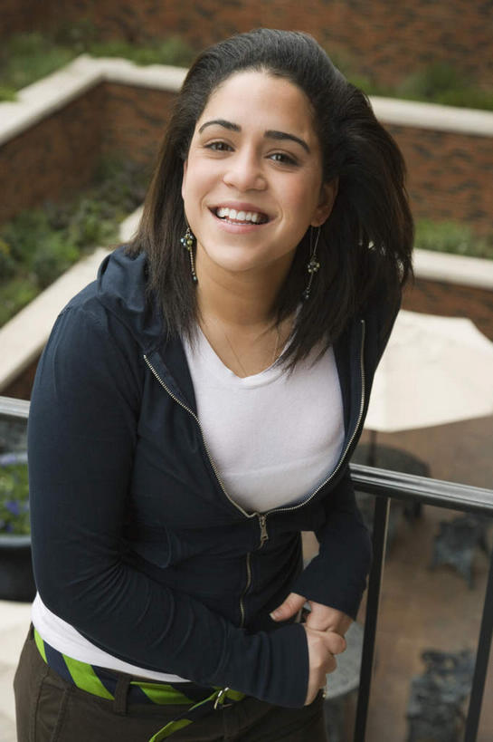 西方人,一个人,学生,栏杆,露台,站,笑,微笑,露齿笑,竖图,俯视,室外,白天,阳台,欧洲,欧洲人,仅一个年轻女性,仅一个女性,仅一个人,服装,围栏,注视,休闲装,护栏,衣服,观察,看,站着,休闲,休闲服,服饰,观看,察看,关注,门生,年轻女性,女人,女性,白种人,站立,半身,彩图,高角度拍摄,露天阳台