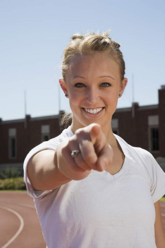 西方人,一个人,学生,运动场,站,笑,微笑,露齿笑,竖图,室外,白天,正面,运动服,欧洲,欧洲人,仅一个年轻女性,仅一个女性,仅一个人,指,阴影,服装,光线,影子,跑道,注视,方向,体育场,衣服,阳光,观察,看,手势,站着,服饰,田径场,观看,察看,指向,衣着,食指,穿着,关注,塑胶跑道,衣饰,门生,年轻女性,女人,女性,白种人,站立,半身,彩图,全天候田径运动跑道,运动装