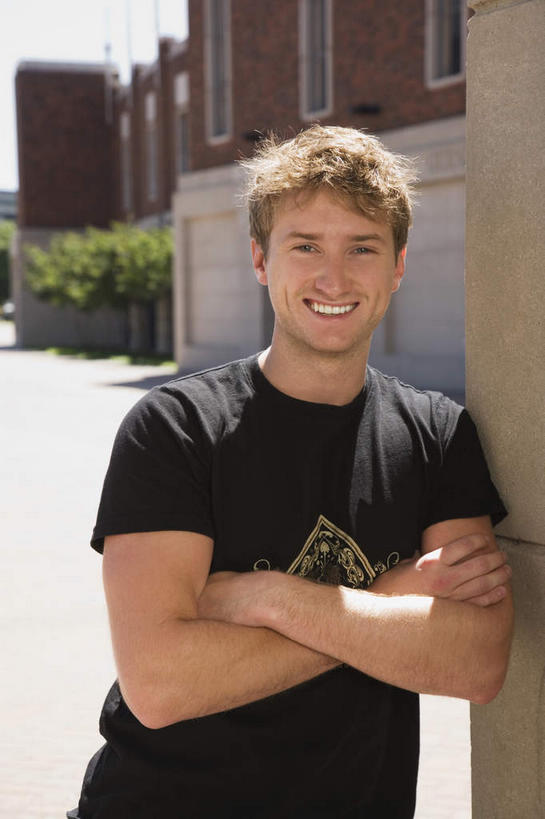 西方人,一个人,学生,站,笑,双手交叉,微笑,露齿笑,竖图,室外,白天,正面,欧洲,欧洲人,仅一个男性,仅一个人,阴影,服装,光线,影子,墙,注视,休闲装,墙壁,墙面,仅一个年轻男性,衣服,阳光,观察,看,站着,休闲,休闲服,服饰,观看,察看,双手抱胸,关注,门生,男人,男性,年轻男性,白种人,站立,半身,彩图