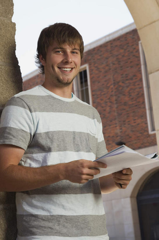 西方人,一个人,学生,站,笑,微笑,露齿笑,竖图,室外,白天,仰视,窗户,欧洲,欧洲人,仅一个男性,仅一个人,握,服装,墙,记事本,拿,拿着,注视,休闲装,玻璃窗,墙壁,墙面,仅一个年轻男性,衣服,本子,笔记本,观察,看,靠,靠着,站着,休闲,休闲服,握着,服饰,观看,察看,关注,门生,男人,男性,年轻男性,白种人,站立,半身,彩图,低角度拍摄