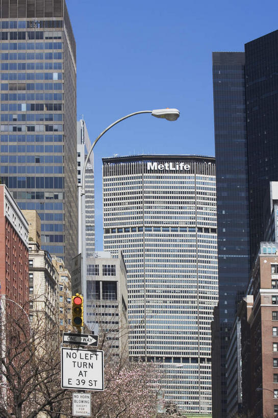 无人,高楼大厦,竖图,室外,白天,仰视,度假,美景,植物,城市风光,城市,大厦,建筑,路灯,摩天大楼,照明,纽约,美国,景观,灯光,曼哈顿,娱乐,灯,树,树木,蓝色,绿色,蓝天,天空,自然,楼宇,天,享受,休闲,景色,放松,生长,晴朗,成长,照亮,北美,北美洲,照明设备,美洲,纽约州,万里无云,帝国之州,帝国州,北亚美利加洲,亚美利加洲,大都会人寿保险大楼,麦迪逊大道,晴空,晴空万里,彩图,低角度拍摄,大楼,高层建筑,高楼,摩天楼,曼哈顿岛