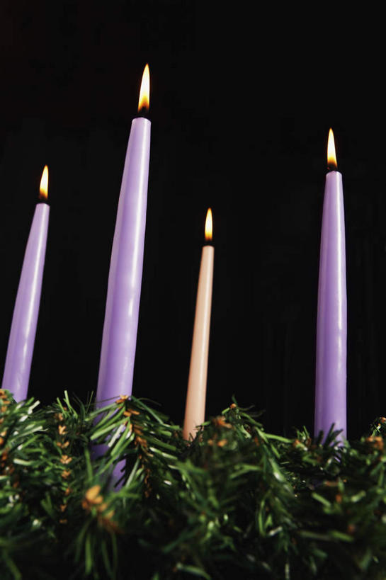 无人,竖图,室内,特写,白天,仰视,蜡烛,圣诞节,阴影,黑色背景,节日,庆祝,装饰,光线,花环,火焰,影子,烛光,燃烧,文化,点燃,庆典,摄影,影棚,纪念,华丽,修饰,圣诞花环,点缀,衬托,美观,雅致,雅观,圣诞圈,彩图,低角度拍摄,影棚拍摄,拍摄