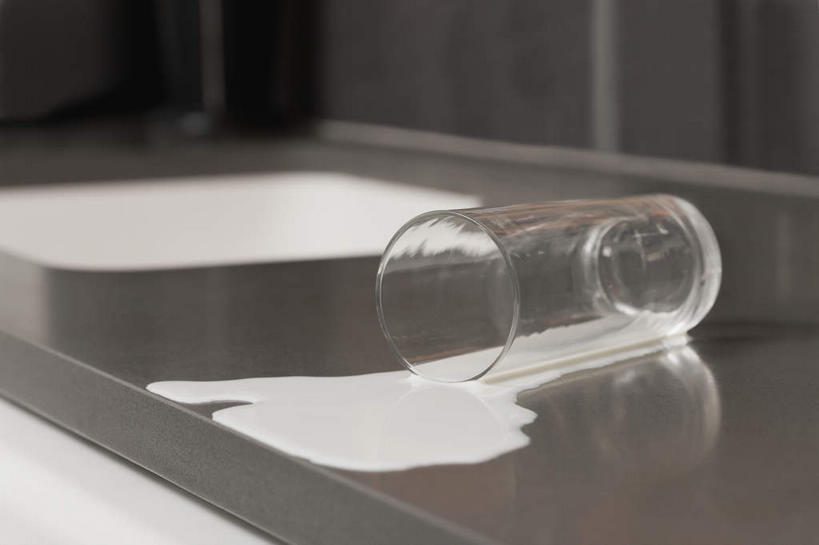 牛奶,无人,横图,俯视,室内,特写,白天,餐桌,桌子,杯子,阴影,朦胧,模糊,反射,影子,饮品,一杯,凌乱,营养,洒,玻璃制品,饮料,水杯,餐台,混乱,乳制品,奶,牛乳,安神,纷乱,缭乱,庞杂,玻璃杯,撒,彩图,高角度拍摄