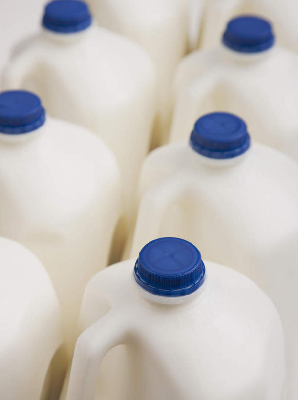 牛奶,无人,竖图,俯视,室内,特写,白天,许多,阴影,反射,影子,饮品,很多,营养,饮料,蓝色,白色,瓶子,塑料制品,塑料瓶,乳制品,奶,牛乳,安神,彩图,高角度拍摄