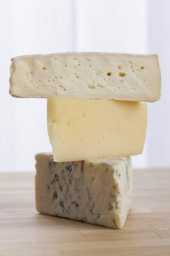 奶酪,无人,竖图,室内,特写,白天,正面,桌面,桌子,三块,一排,切开,阴影,朦胧,模糊,整齐,反射,木制,影子,干酪,起司,芝士,营养,排列,木制品,切,乳酪,堆,乳制品,队列,发酵,剖面,切面,蓝纹奶酪,高达奶酪,豪达奶酪,斯提耳顿干酪,彩图