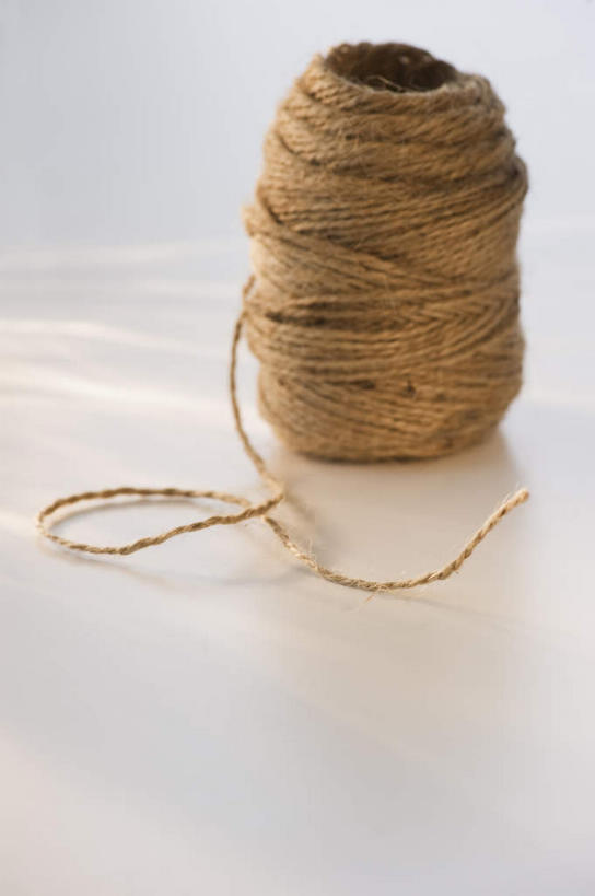 无人,竖图,俯视,室内,特写,白天,白色背景,静物,阴影,卷曲,编织,缠绕,反射,影子,褐色,织物,线团,纺织,一个,毛线,摄影,影棚,单个,彩图,高角度拍摄,影棚拍摄,拍摄