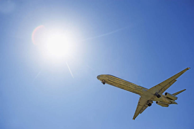 无人,横图,室外,白天,仰视,度假,美景,城市风光,城市,飞机,纽约,美国,飞翔,阴影,飞行,光线,影子,景观,交通,翱翔,娱乐,航空,飞,蓝色,蓝天,天空,阳光,交通工具,天,享受,休闲,景色,放松,运输,一架,晴朗,客机,北美洲,载具,美洲,纽约州,万里无云,帝国之州,帝国州,北亚美利加洲,亚美利加洲,皇后郡,皇后区,晴空,晴空万里,彩图,低角度拍摄