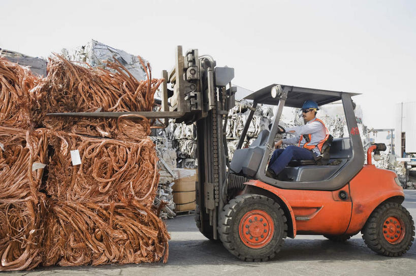 西方人,一个人,工厂,坐,搬运,横图,室外,白天,侧面,技术,帽子,金属制品,欧洲,欧洲人,仅一个男性,仅一个人,一堆,一辆,废弃,握,堆叠,堆积,服装,环保,金属,头盔,垃圾,注视,车,仅一个年轻男性,衣服,安全帽,交通工具,观察,驾驶,看,行驶,机械,工程车,握着,工业,服饰,肮脏,能源,观看,堆,操纵,垃圾场,回收,控制,资源,工程,叉车,察看,衣着,穿着,关注,载具,丢弃,利用,低碳,操控,循环,邋遢,收集,把持,交通运输,持续,衣饰,工作车,龌龊,污秽,男人,男性,年轻男性,白种人,坐着,彩图,全身,工地,制造厂