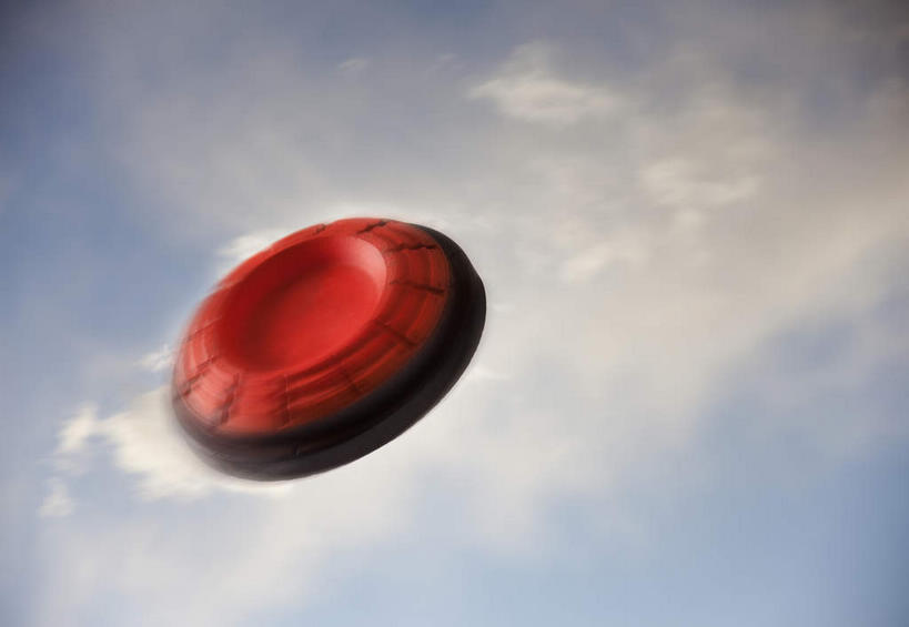 无人,横图,室外,特写,白天,仰视,游戏,美景,玩具,阴影,朦胧,模糊,光线,影子,景观,云,云朵,玩,云彩,娱乐,一个,红色,蓝色,白云,蓝天,天空,阳光,自然,飞盘,天,休闲,景色,益智,晴朗,单个,活动,发泄,消遣,智力,自然风光,宣泄,晴空,玩耍,嬉戏,彩图,低角度拍摄