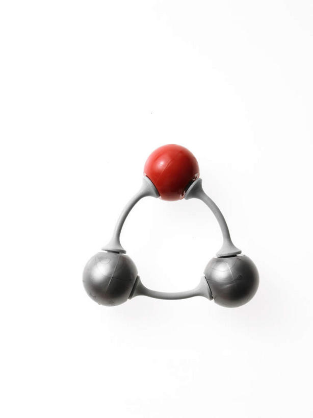 无人,竖图,室内,特写,白天,白色背景,正面,静物,阴影,反射,三角形,图形,影子,银色,几何,红色,模型,摄影,影棚,分子结构,数学,分子几何,分子立体结构,分子形状,彩图,影棚拍摄,拍摄,几何图形