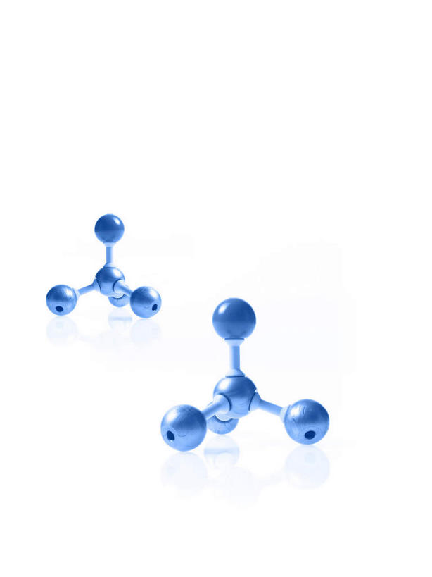 无人,竖图,室内,特写,白天,白色背景,正面,静物,阴影,反射,影子,两个,蓝色,模型,摄影,影棚,分子结构,分子几何,分子立体结构,分子形状,彩图,影棚拍摄,拍摄