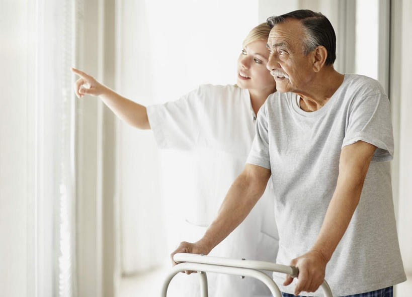 东方人,西方人,两个人,病人,护士,医院,站,横图,室内,白天,正面,工作服,制服,窗户,落地窗,欧洲,欧洲人,亚洲,指,服装,工具,走道,走廊,过道,注视,指点,黄种人,玻璃窗,衣服,扶,观察,看,站着,器械,服饰,观看,察看,扶着,指向,白衣天使,衣着,穿着,关注,病患,医疗器械,助行器,医疗机构,病号服,辅助设备,工作制服,衣饰,老年男性,男人,男性,年轻女性,女人,女性,白种人,亚洲人,患者,就医者,站立,半身,彩图,工作套服,病院,诊所,助行车