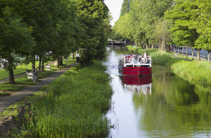 无人,横图,室外,白天,正面,旅游,度假,河流,美景,树林,水,植物,船,爱尔兰,欧洲,河水,景观,水流,木船,首都,娱乐,树,树木,绿色,倒影,自然,交通工具,享受,休闲,景色,放松,生长,成长,倒映,舟,西欧,自然风光,载具,爱尔兰共和国,都柏林,反照,彩图