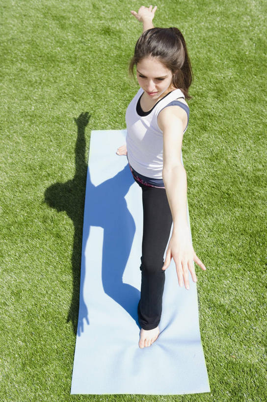 西方人,一个人,站,伸展双臂,竖图,俯视,室外,白天,锻炼,瑜伽,运动,草地,草坪,植物,欧洲,欧洲人,仅一个年轻女性,仅一个女性,仅一个人,阴影,服装,光线,背心,毯子,影子,扭头,注视,光脚,草,衣服,绿色,阳光,瑜伽垫,垫子,观察,看,站着,转头,赤脚,养生,服饰,观看,张开双腿,察看,衣着,穿着,关注,瑜伽毯,衣饰,展开双腿,体育,年轻女性,女人,女性,白种人,敞开双臂,伸开双臂,展开双肩,站立,张开手臂,张开双臂,彩图,高角度拍摄,全身,健身,勇士式,勇士一式,伸展双腿