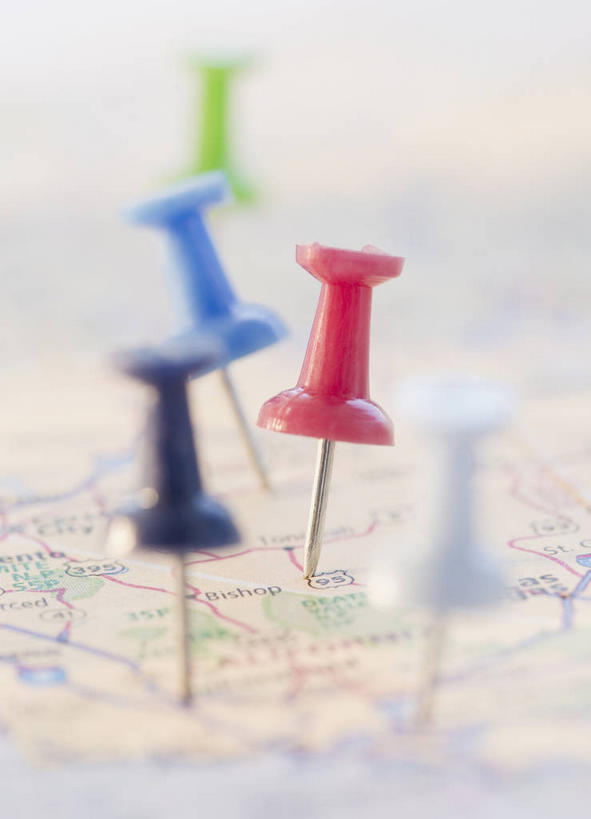 无人,竖图,俯视,室内,特写,白天,计划,生活用品,道路,静物,地图,五个,许多,朦胧,模糊,信息,办公用品,交通,方向,文具,学习用品,日用品,图钉,摄影,影棚,引导,指引,文具用品,筹划,打算,彩图,高角度拍摄,影棚拍摄,拍摄,导航