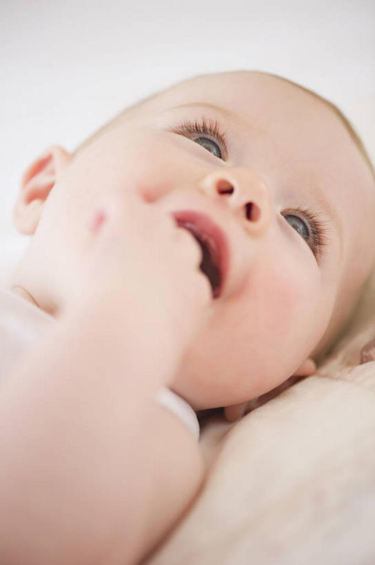 西方人,婴儿,儿童,脸,头,脸颊,一个人,躺,笑,微笑,露齿笑,竖图,俯视,室内,特写,白天,婴儿服装,纯洁,床,卧室,欧洲,欧洲人,仅一个人,朦胧,模糊,双人床,床单,扭头,注视,被子,肩膀,小孩,观察,看,转头,可爱,活泼,观看,察看,被单,关注,宝宝,吸吮,纯真,烂漫,无邪,卧着,伶俐,天真,白种人,孩子,头部,脸部,脸蛋,面部,躺着,卧,半身,彩图,高角度拍摄,婴儿服,睡房,卧房