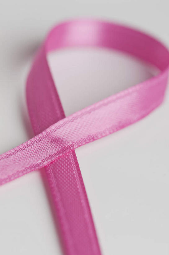 无人,交叉,竖图,俯视,室内,特写,白天,静物,灰色背景,朦胧,模糊,标志,丝绸,丝带,缎带,标识,绸带,粉色,摄影,影棚,相交,交集,彩图,高角度拍摄,影棚拍摄,拍摄,粉色丝带