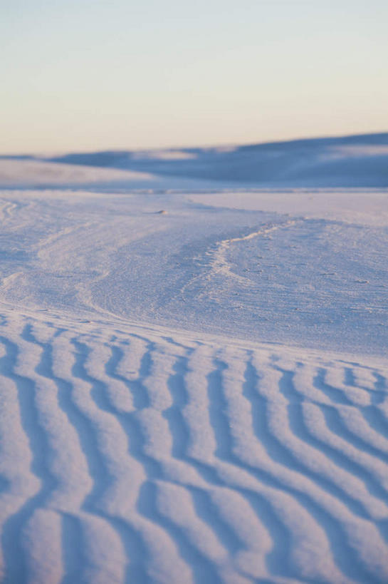 无人,公园,竖图,室外,白天,正面,旅游,度假,美景,日落,沙漠,山,山脉,美国,阴影,光线,纹路,纹理,影子,景观,山峰,晚霞,霞光,落日,山峦,娱乐,蓝色,白色,蓝天,天空,阳光,自然,黄昏,群山,天,享受,休闲,景色,彩霞,放松,晴朗,北美,北美洲,国家公园,自然风光,美洲,新墨西哥,万里无云,肌理,新墨西哥州,北亚美利加洲,亚美利加洲,迷人之地,迷人之州,白沙国家纪念碑,白沙国家公园,夕照,大漠,砂漠,晴空,晴空万里,夕阳,彩图,斜阳