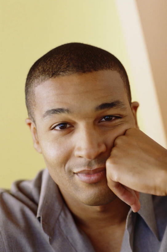 西方人,脸,头,脸颊,手,一个人,笑,微笑,竖图,室内,特写,白天,正面,欧洲,非洲,黑人,欧洲人,仅一个男性,仅一个人,仅一个中年男性,撑,阴影,服装,反射,影子,墙,托腮,注视,休闲装,漂亮,肩膀,墙壁,墙面,衣服,观察,看,托,休闲,手部,休闲服,摄影,服饰,影棚,观看,单手,察看,关注,托下巴,男人,男性,中年男性,非洲人,头部,脸部,脸蛋,面部,半身,彩图,影棚拍摄,拍摄,俊秀,英俊