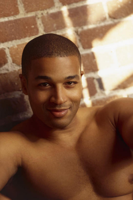 西方人,一个人,站,笑,微笑,竖图,室内,白天,正面,石头,欧洲,非洲,黑人,欧洲人,仅一个男性,仅一个人,仅一个中年男性,一排,许多,阴影,朦胧,模糊,整齐,反射,石子,影子,墙,注视,漂亮,裸露,墙壁,墙面,排列,观察,看,站着,观看,察看,队列,关注,裸,男人,男性,中年男性,非洲人,石块,岩石,站立,半身,彩图,俊秀,英俊