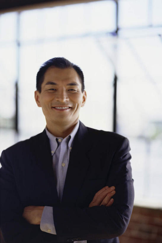 东方人,一个人,商务人士,商务男性,站,笑,双手交叉,微笑,露齿笑,竖图,室内,白天,正面,衬衫,窗户,亚洲,仅一个男性,仅一个人,仅一个中年男性,阴影,套装,朦胧,模糊,反射,影子,注视,黄种人,漂亮,玻璃窗,观察,看,站着,观看,察看,双手抱胸,关注,商务装,工薪阶层,男人,男性,中年男性,亚洲人,白领,上班族,站立,半身,彩图,衬衣,俊秀,英俊